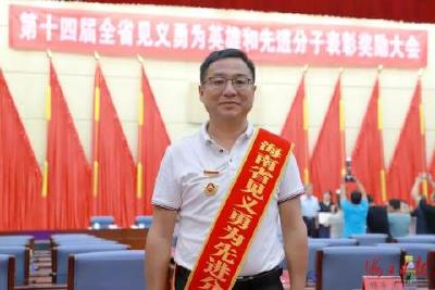 半月镇开展“学英雄 见行动”活动