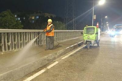 桥梁“洗刷刷” 城市更美丽