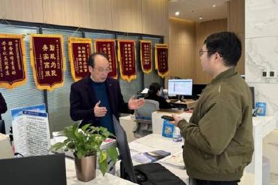 “驻窗办公”解民忧 服务环境再提升