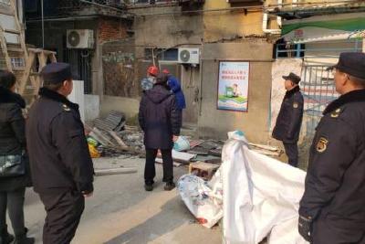 全力拆除违法建设 助力小区换“新颜”