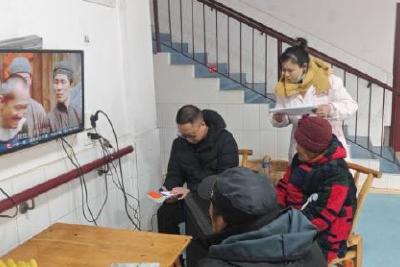 当阳市社会福利院联合市医保局为老年人激活医保电子凭证