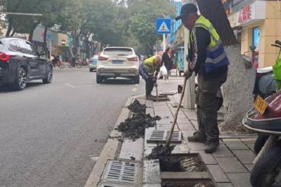 当阳市政：清掏淤泥为排水管网“疏经通脉”