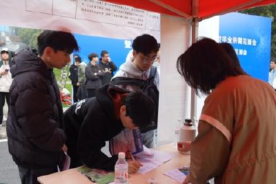 校地企三方联动 促就业助发展