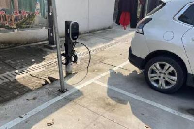 安装智能充电桩 为群众“幸福指数”充电
