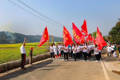 油菜花海绘美景，乡村振兴谱新篇