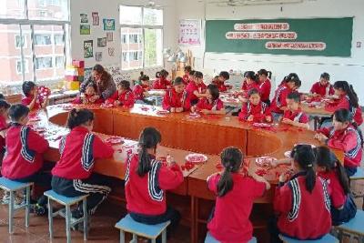 当阳市两河镇胡场小学蒲公英乡村少年宫开展手工剪纸活动