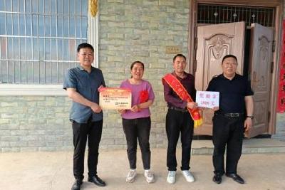 当阳市半月镇为兵爸兵妈佩戴大红花