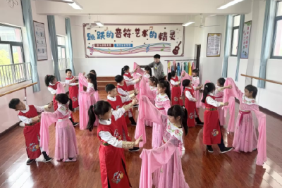当阳市太子桥小学“蝶之韵”戏曲舞蹈社团开展课后服务活动