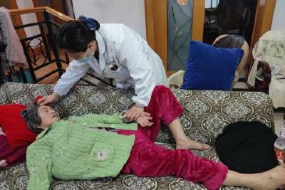 坝陵街道卫生院：关爱老人送温暖，上门体检送健康