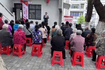 熊家山社区新时代文明实践站开展“学法懂法，与法同行”法律知识科普宣传活动