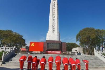 实小学生缅怀英烈 清明祭扫温情举行