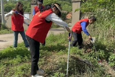 捡拾白色垃圾 守护绿水青山