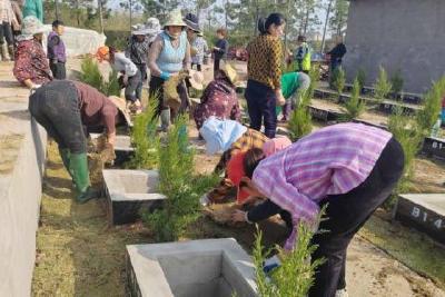 庙前镇佟湖村：开展散坟治理迁移工作