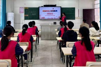 当阳市实验初级中学玉泉校区开展“国家安全 青春挺膺”主题团课教育活动