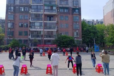 在“乐”中比赛，在“玩”中锻炼