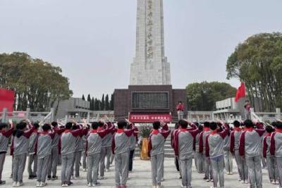 【宣传阐释社会主义核心价值观】当阳市组织开展“传承红色基因，铸就爱国童心”社会主义核心价值观教育实践活动