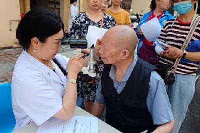 玉阳街道子龙路社区在开展“爱心义诊 健康同行”活动