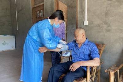 当阳市庙前镇送医上门温暖老兵心