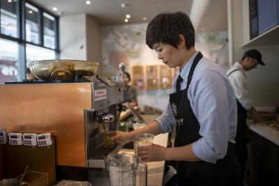 “无声咖啡店”架起“无碍”沟通之桥