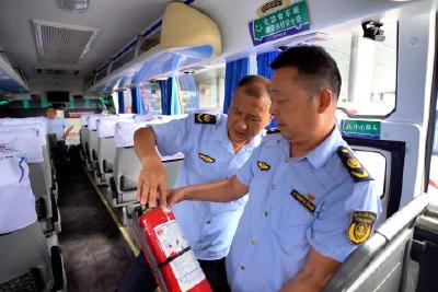 公路客流迎高峰 交通部门强监管