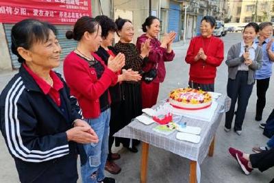 红歌联唱庆重阳 甜蜜蛋糕送祝福