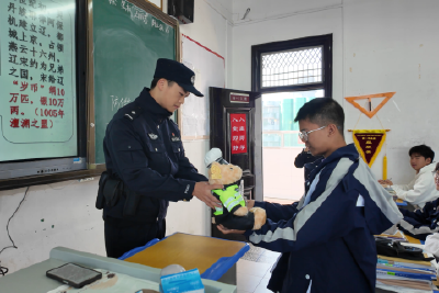 少年拾金不昧 民警花式表扬