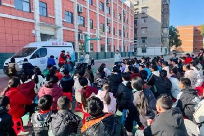 当阳市科普大篷车进校园  点燃科学热情