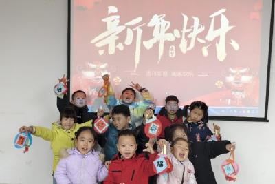 【新春走基层】剪出新年氛围，点亮童年时光