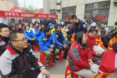 关爱新就业群体 志愿服务赶大集