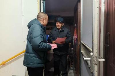 玉阳街道南门垱社区开展节前消防安全“登门入户”宣传活动