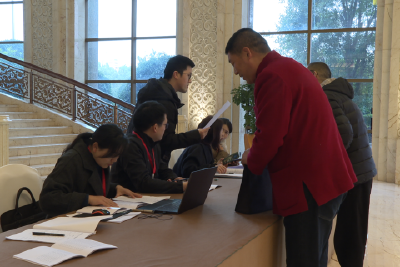 【聚焦两会】出席市九届人大五次会议的代表们陆续报到