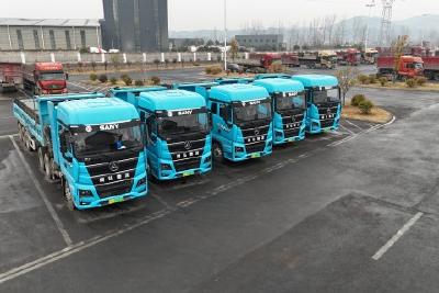 我市首批规模化新能源重卡车队投入运营