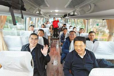 2025全国两会，湖北代表团出发赴京！