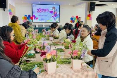 香榭里社区开展“魅力巾帼 花漾芳华”三八妇女节主题活动