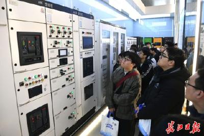 武汉三年留下高校毕业生近百万人，代表委员建言献策“青年留汉”新路径