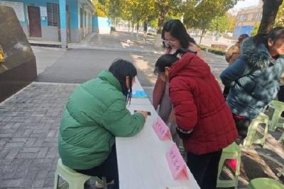 坝陵桥社区开展“便民服务进小区”暨“清洁家园”活动