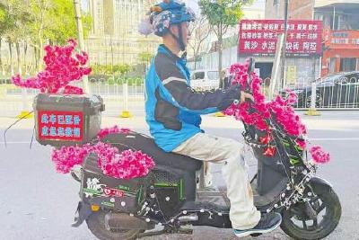 背着“救命神器”送快递 “蓝骑士社区侠”张宝剑危急关头救人一命