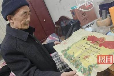 极目锐评|73岁湖北老人与22岁烈士父亲清明“重逢”，那曲英雄赞歌永远在心中高唱