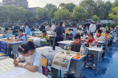 百人挥笔展风采 翰墨飘香书华章