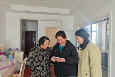 楼栋长化身“大管家” 照亮老人独居生活