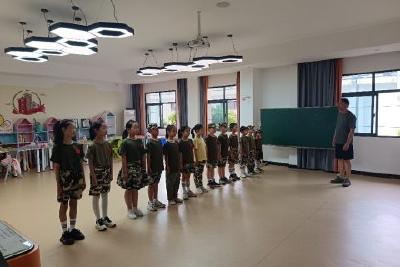 迷彩童年 追光军梦