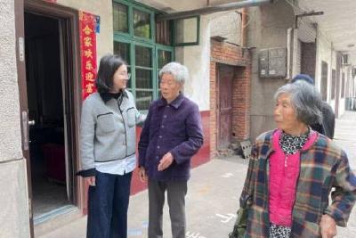 九山林场家属区开展便民服务暨清洁家园宣传活动