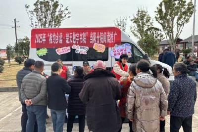 流动图书车下基层 多种形式文化惠民