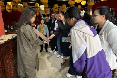 牛皮生花 非遗入饰——王店镇非遗研学走进贰月剧场