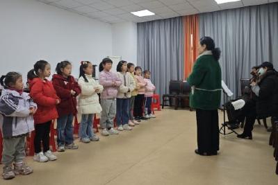 东门楼社区2025年京剧少儿班开课 银龄老师牵手萌娃续写国粹情