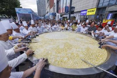 从肥鱼盛宴到汽车狂欢！伍家岗激活消费新势能的“永动密码”