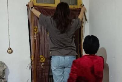 网格员暖心行动：为失独老人安装防蚊门帘