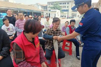 消防安全知识进社区 实战演练护平安