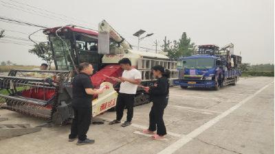 淯溪镇筑牢农机安全防线 护航跨区作业平安夏收