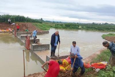 支书带头抢险固坝 干群齐心筑牢抗旱防线